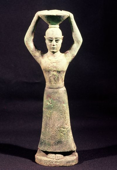 Estatuilla de un portador de ofrendas con una inscripción votiva, de Uruk, Período Protoliterario, 3er milenio a.C. (bronce) de Mesopotamian